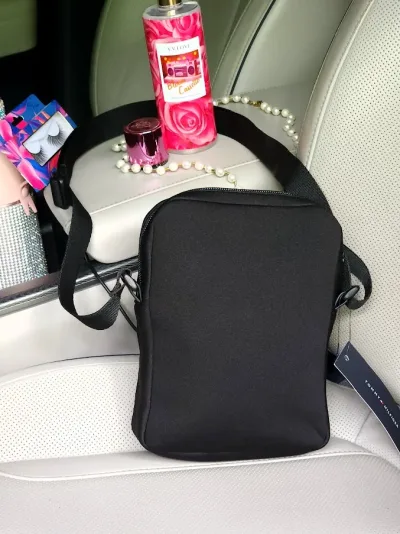 Bolso Tommy Hilfiger para dama color negro