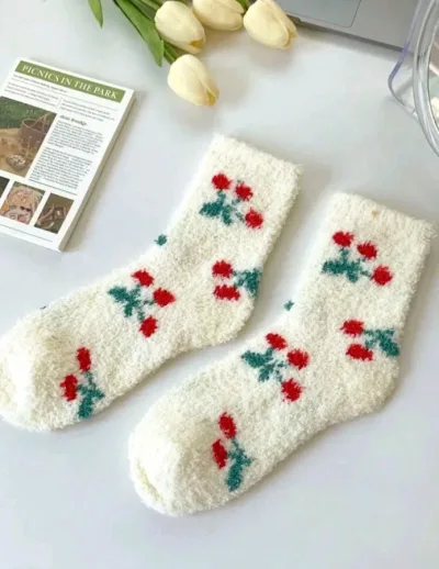 Medias amarillas con diseño de cerezas