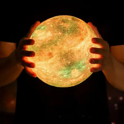 Lámpara LED en forma de planeta multicolor, con patas de madera y control