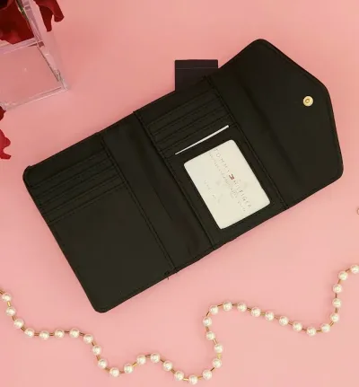 Cartera Tommy Hilfiger para dama color beige