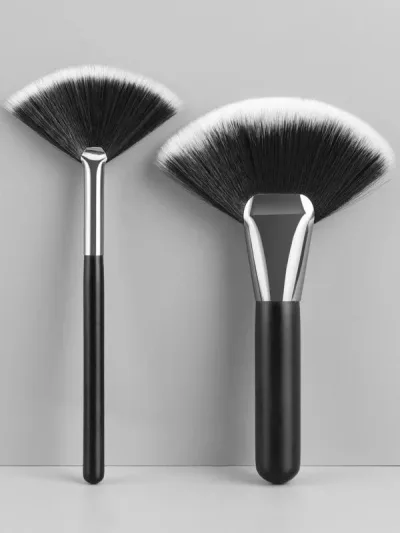 Set de brochas de maquillaje color negro