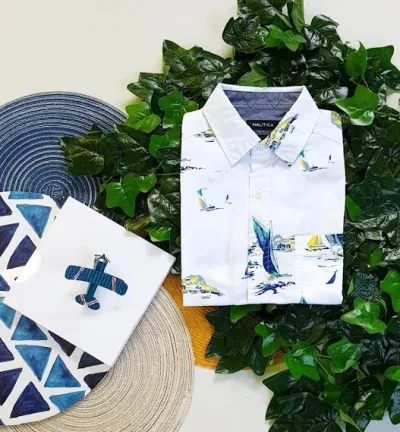 Camisa Naútica para caballero color blanco con diseño de barcos y casas