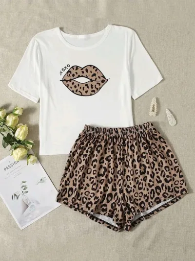 Pijama para dama color blanco con estampado de leopardo