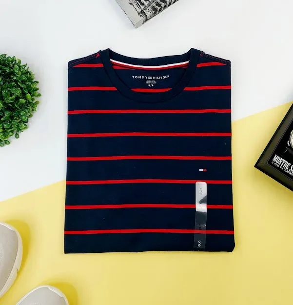 Camiseta Tommy Hilfiger para caballero, color azul con rayas rojas