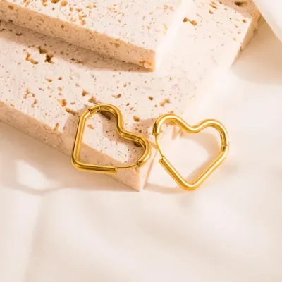 Aretes con diseño de figura corazón de acero de titanio