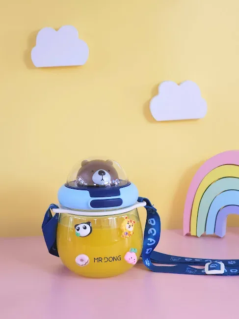 Botella de plástico diseño de oso multicolor con botones diseños varios al azar