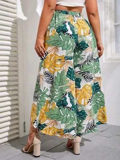 Pantalón con estampado tropical.