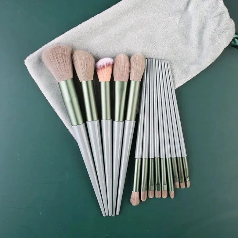 Set de brochas de maquillaje y estuche
