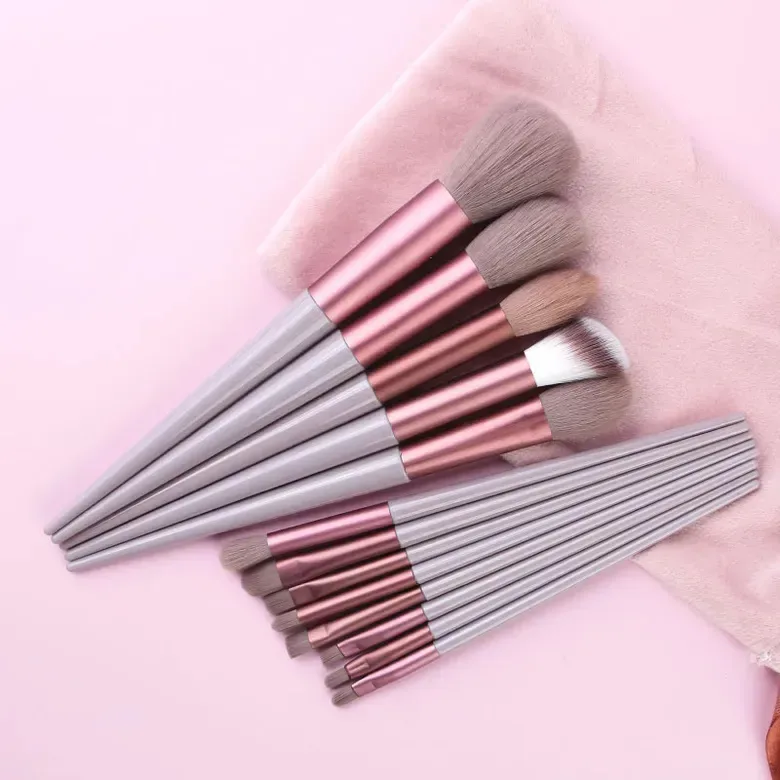 Set de brochas de maquillaje y estuche