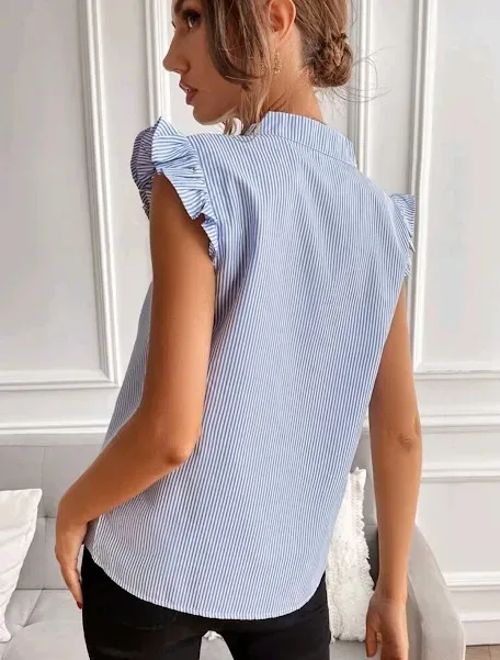 Blusa para dama color celeste con diseño de rayas.