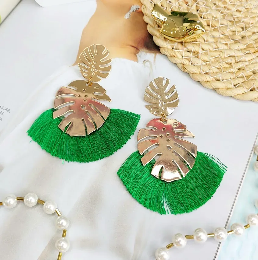 Par de aretes de fantasía para dama color verde y dorado