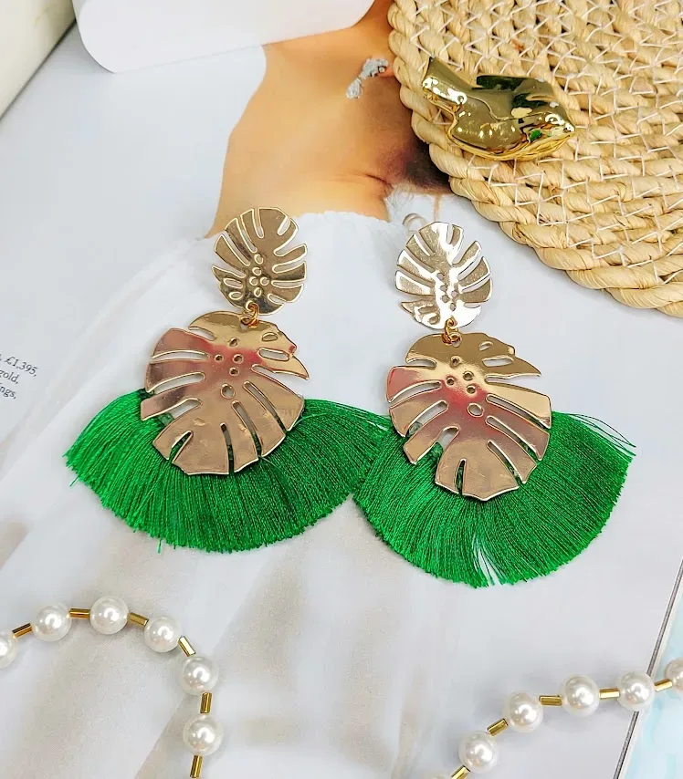Par de aretes de fantasía para dama color verde y dorado