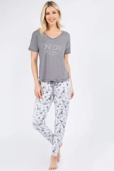 Pijama para dama color gris con blanco