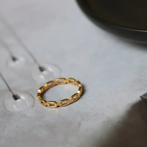 Anillo de acero de titanio para dama color dorado