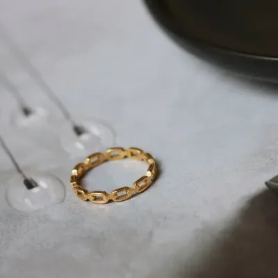 Anillo de acero de titanio para dama color dorado