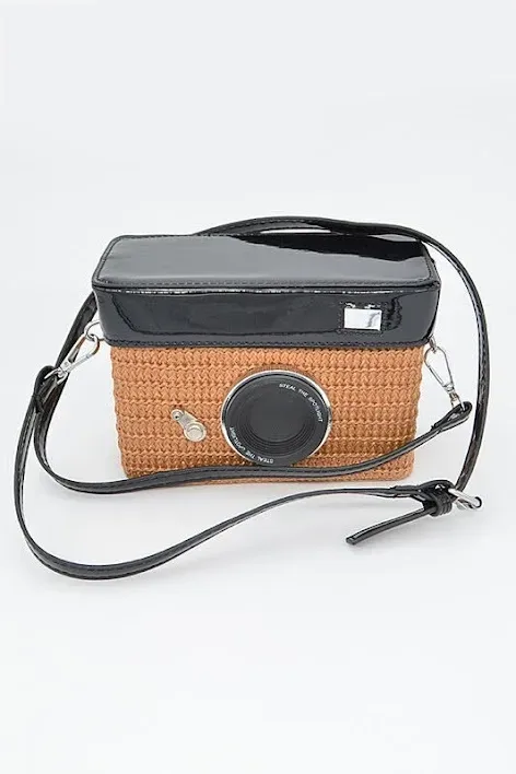 Bolso para dama en forma de cámara, color camel y negro