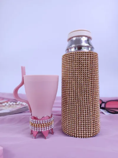 Termo botella con diseño de diamante.
