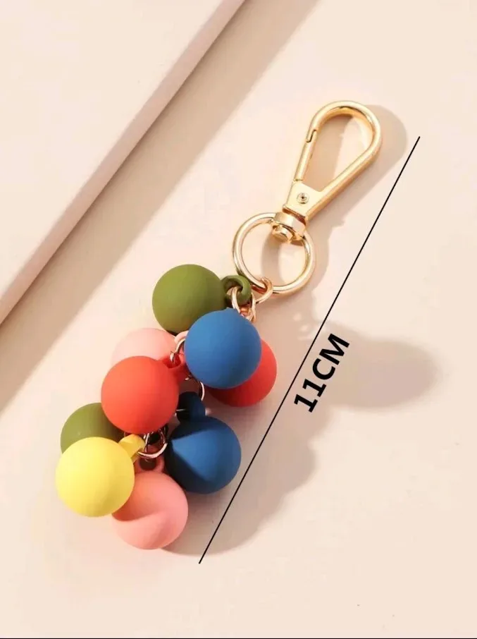 Llavero con diseño de esferas.