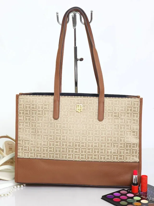Bolso Tommy Hilfiger para dama color café con detalles en color beige