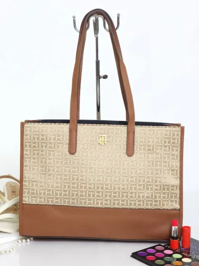 Bolso Tommy Hilfiger para dama color café con detalles en color beige