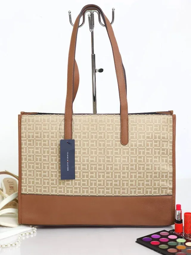 Bolso Tommy Hilfiger para dama color café con detalles en color beige