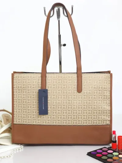 Bolso Tommy Hilfiger para dama color café con detalles en color beige