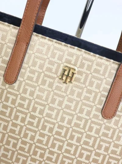 Bolso Tommy Hilfiger para dama color café con detalles en color beige