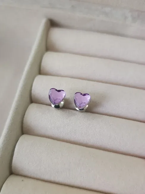 Par de aretes para dama diseño de corazón morado
