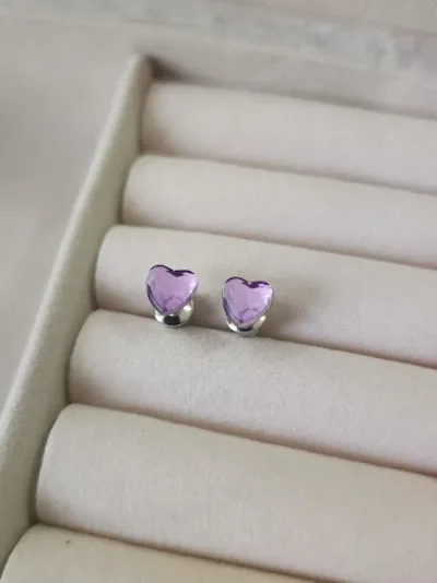 Par de aretes para dama diseño de corazón morado