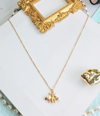 Collar de fantasía para dama con dije de abeja