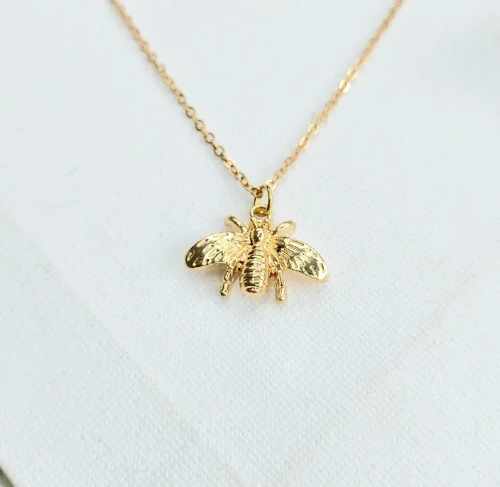 Collar de fantasía para dama con dije de abeja
