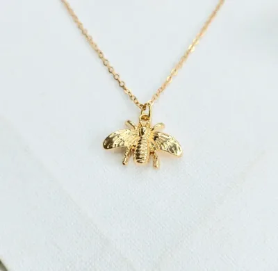 Collar de fantasía para dama con dije de abeja