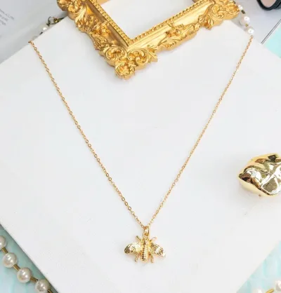 Collar de fantasía para dama con dije de abeja