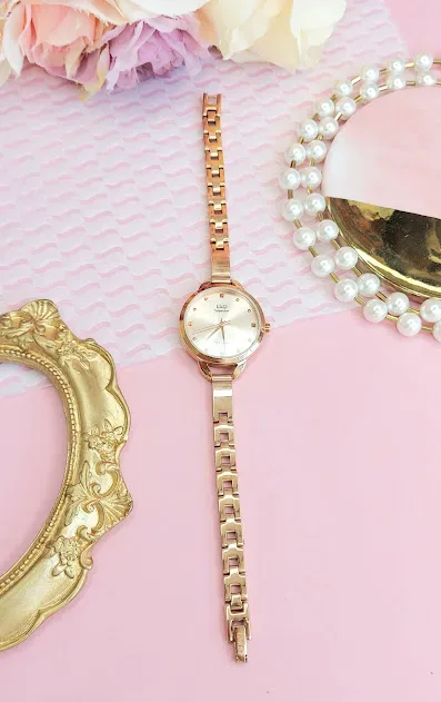 Reloj Q and Q para dama color oro rosa