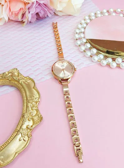Reloj Q and Q para dama color oro rosa