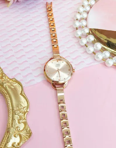 Reloj Q and Q para dama color oro rosa