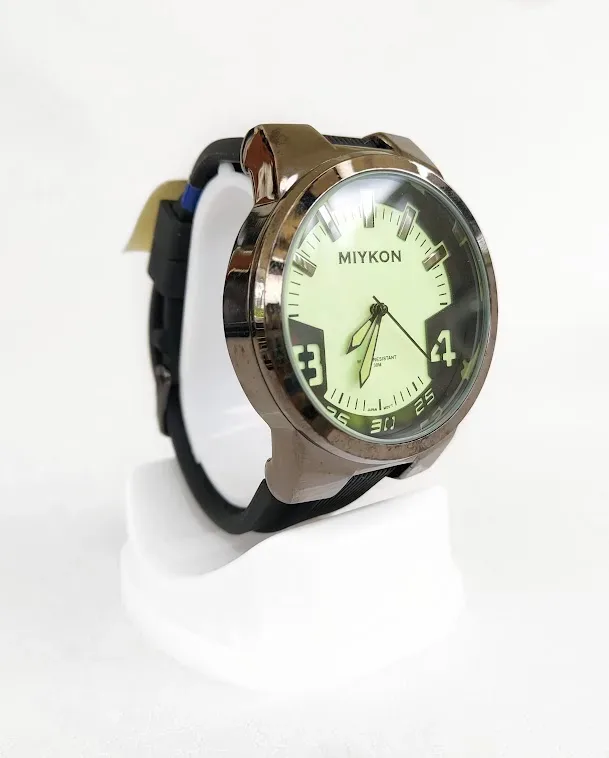 Reloj MIYKON para caballero color negro con fondo verde agua