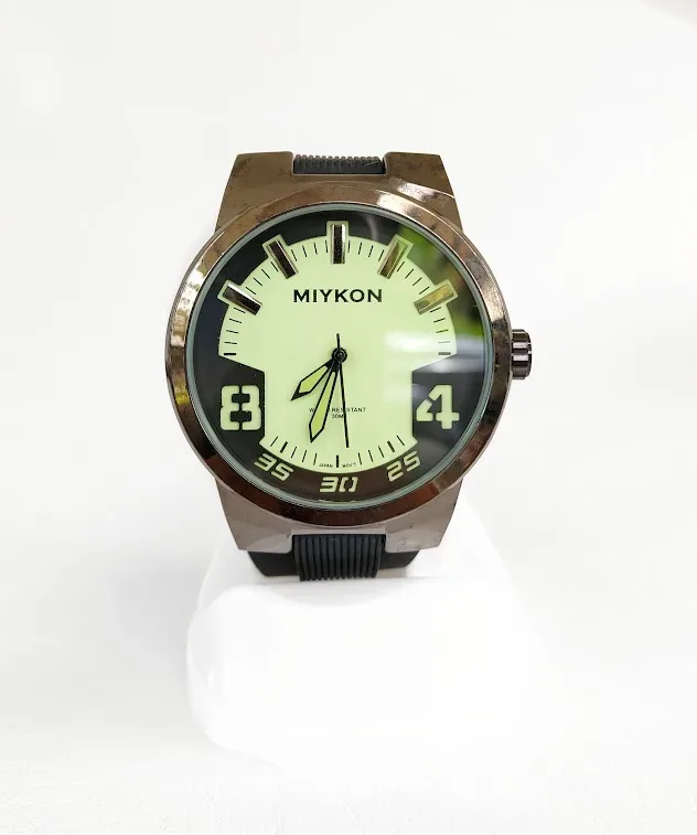 Reloj MIYKON para caballero color negro con fondo verde agua