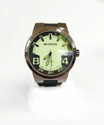 Reloj MIYKON para caballero color negro con fondo verde agua