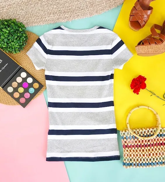 Camiseta Tommy Hilfiger para dama con diseño a rayas azul gris y blanco
