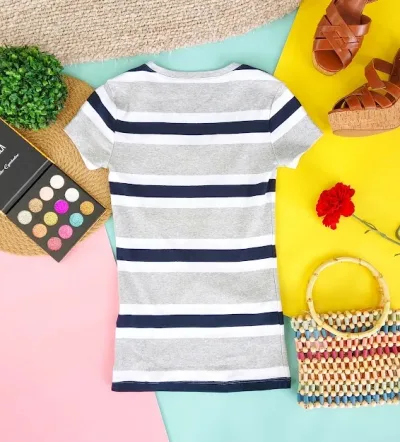 Camiseta Tommy Hilfiger para dama con diseño a rayas azul gris y blanco