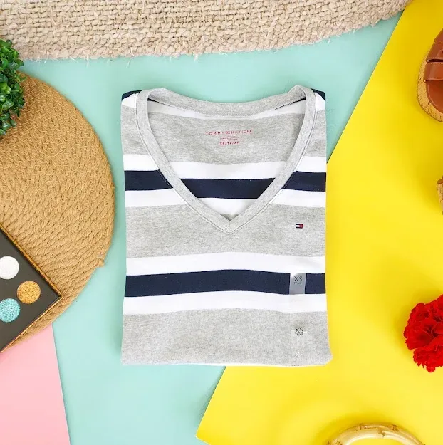 Camiseta Tommy Hilfiger para dama con diseño a rayas azul gris y blanco