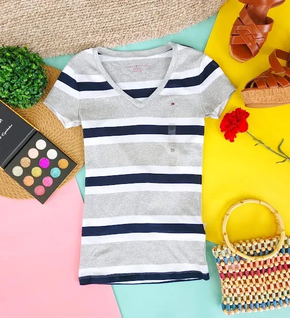 Camiseta Tommy Hilfiger para dama con diseño a rayas azul gris y blanco