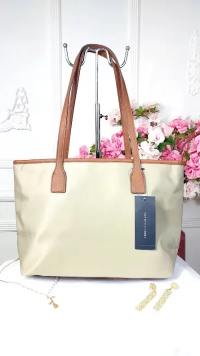 Bolso de hombro Tommy Hilfiger para dama color beige
