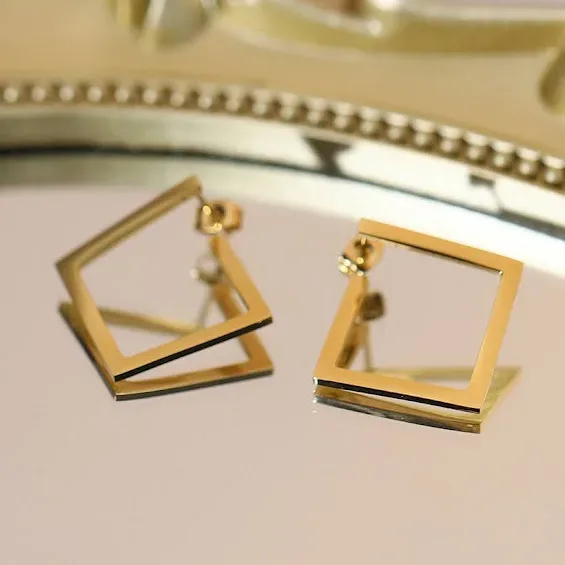 Par de aretes de acero inoxidable para dama color dorado