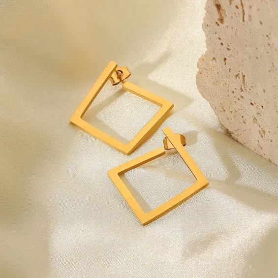 Par de aretes de acero inoxidable para dama color dorado
