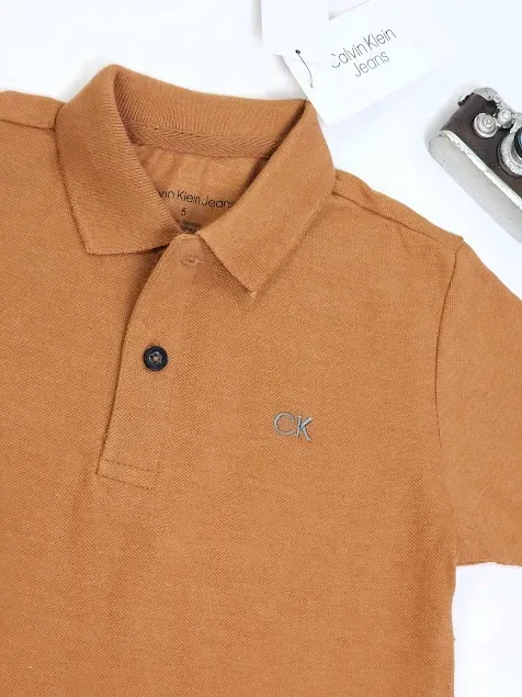 Camiseta Calvin Klein  para niño color café