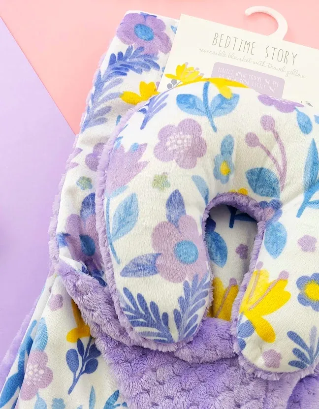 Conjunto de almohada y cobija con diseño de flores moradas