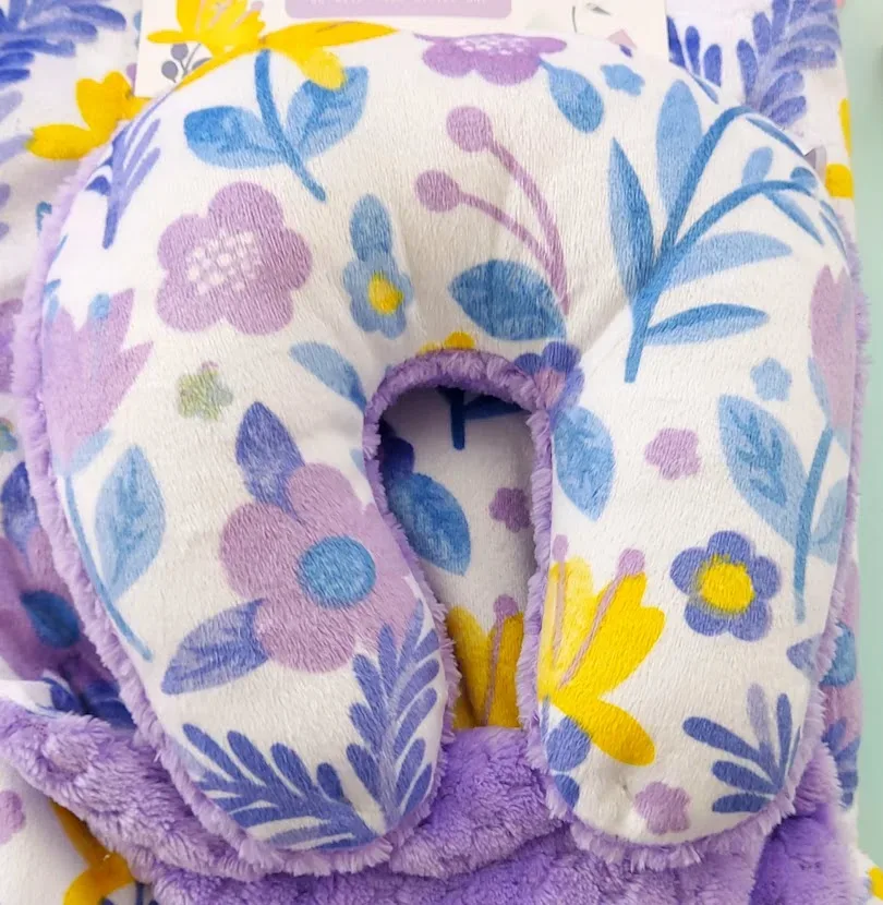 Conjunto de almohada y cobija con diseño de flores moradas