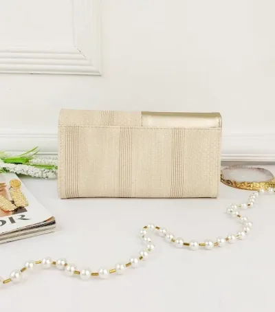 Cartera para dama color beige y dorado